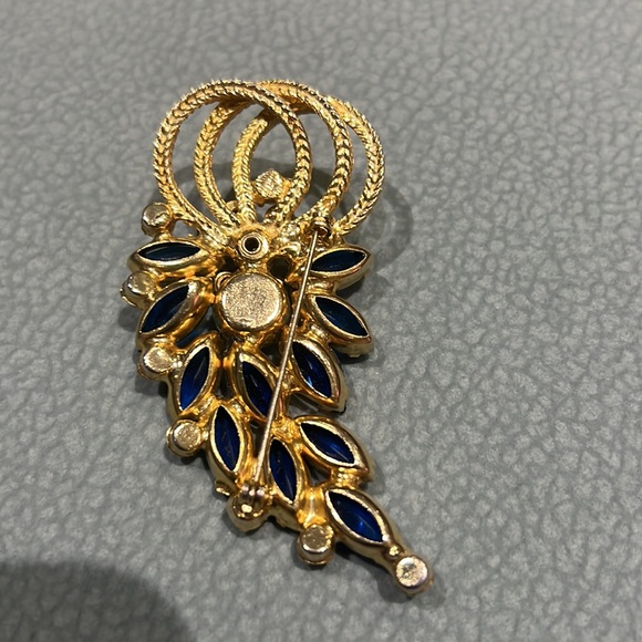 Brooches - Picture 5 of 6